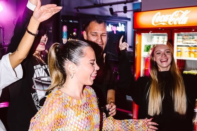 Coca-Cola dolabı önünde dans