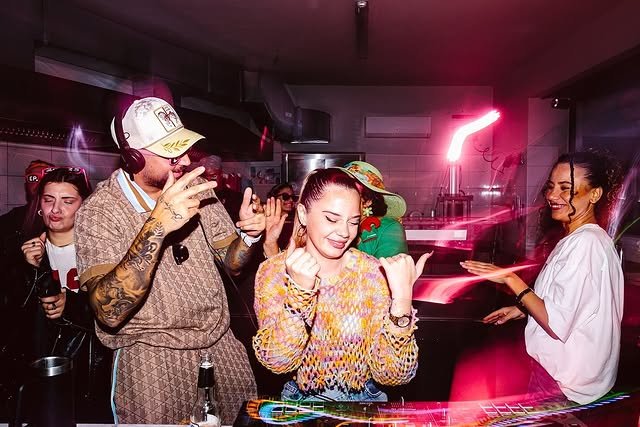 DJ ve dans eden insanlar