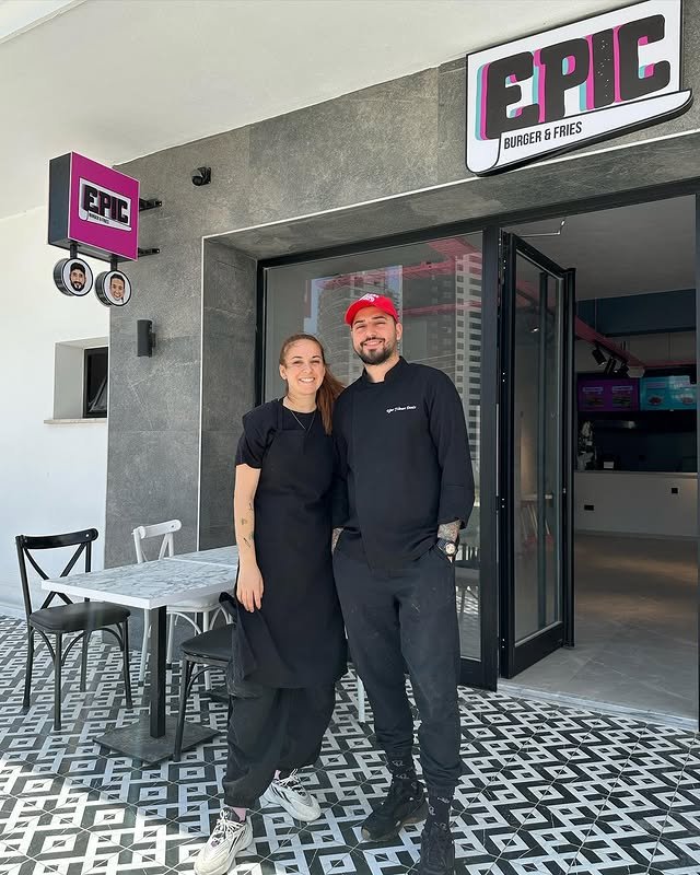 Tanya ve Uğur dükkân önünde