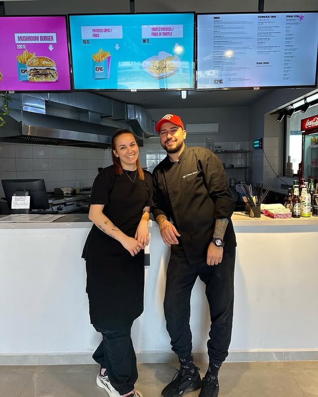 Tanya ve Uğur menü ekranı önünde